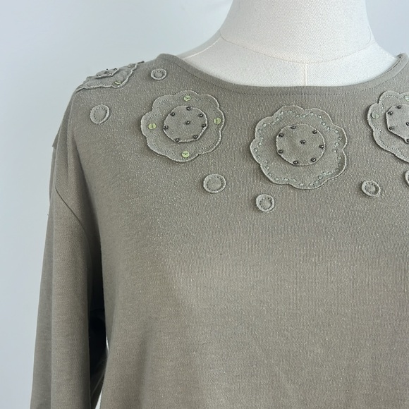 Vintage 90s 3/4 Sleeves T shirt with Cute Floral Appliqué - Picture 3 of 7